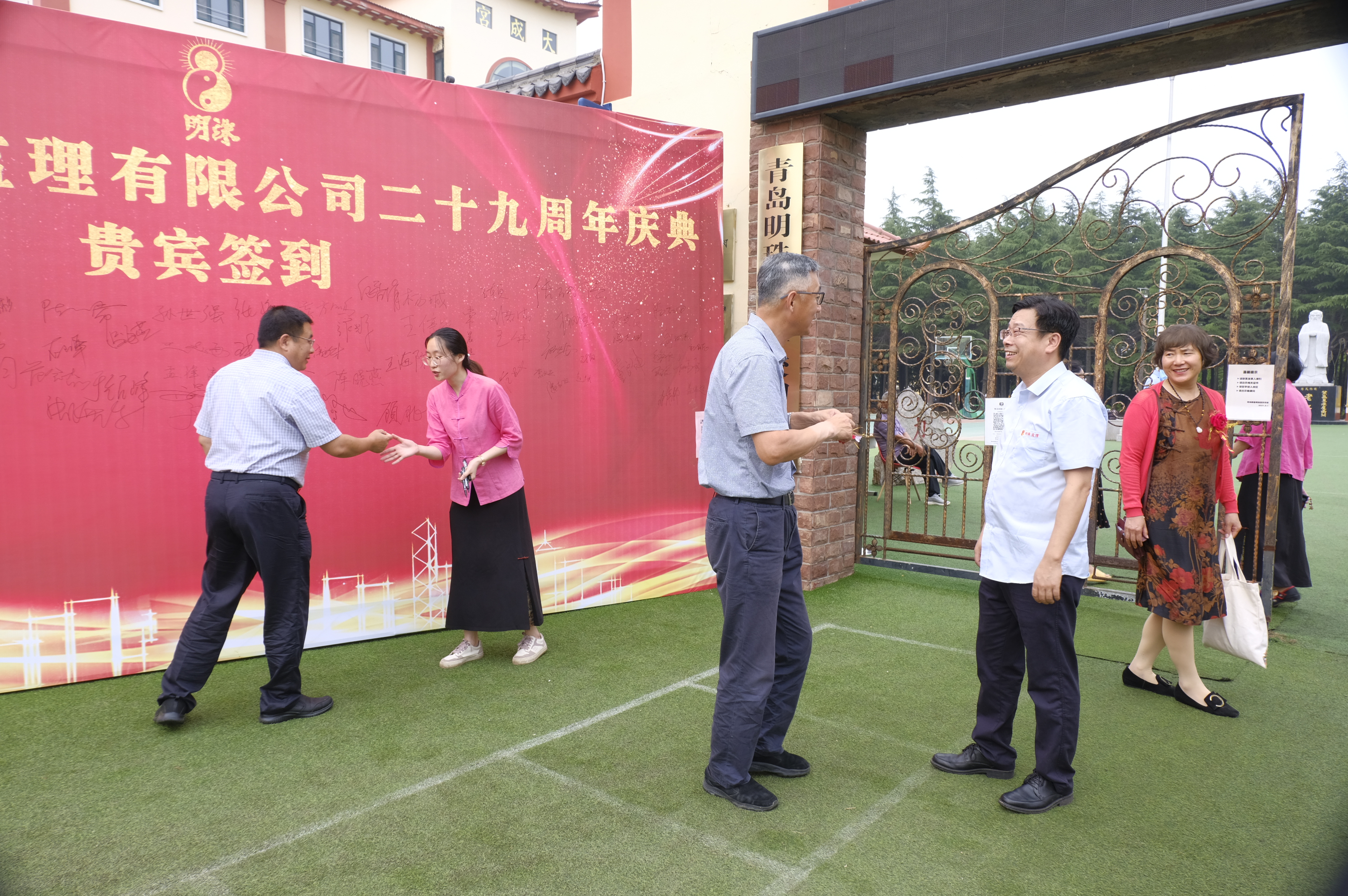 侯總與來(lái)賓親切交談，熱情接待