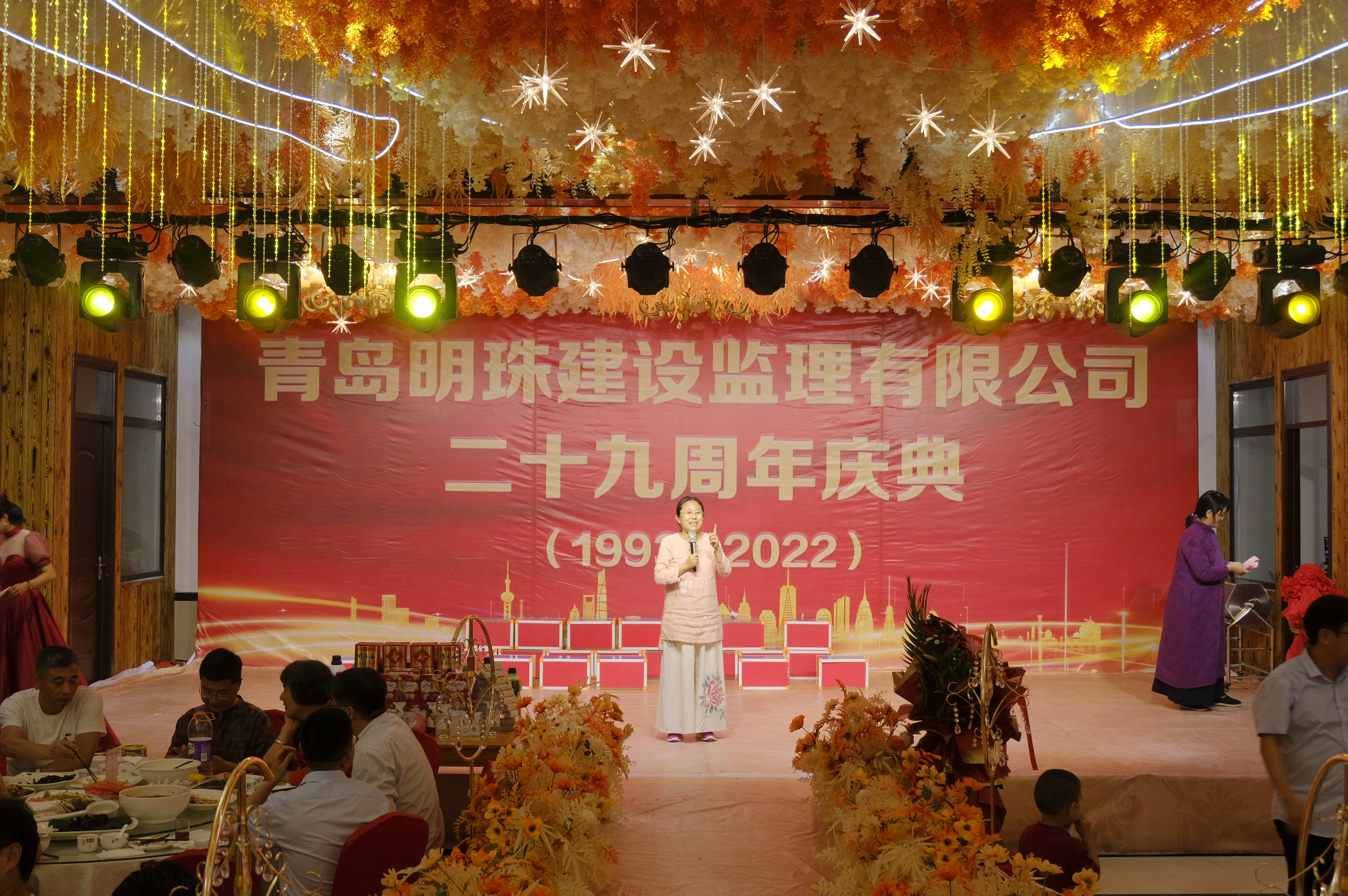 明珠國學(xué)學(xué)校校長(zhǎng)侯峰女士上臺(tái)發(fā)言
