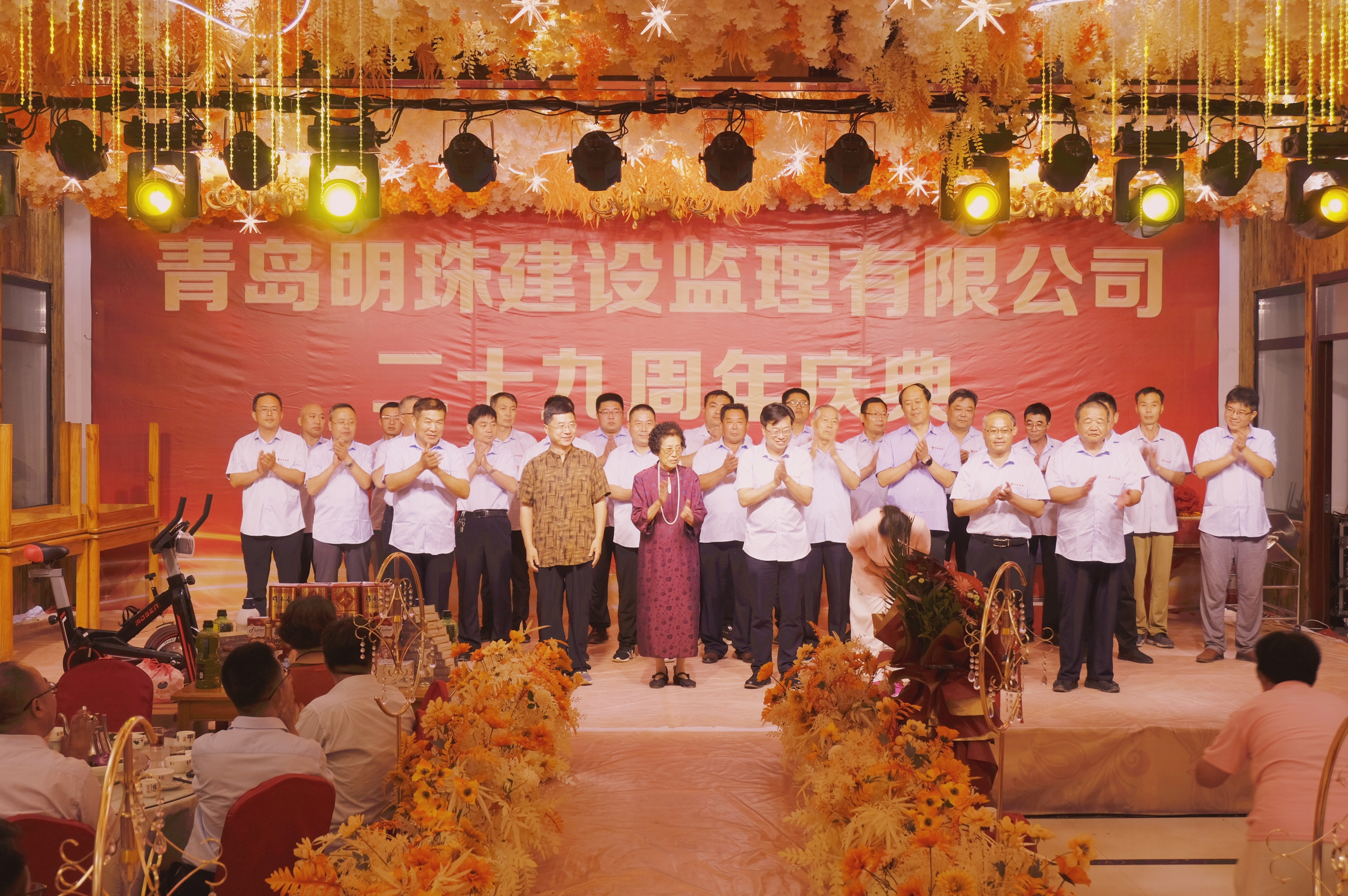 明珠監(jiān)理董事長(zhǎng)、侯總、領(lǐng)導(dǎo)們攜明珠全體同仁代表感謝客戶對(duì)明珠監(jiān)理的信賴與支持